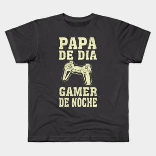 papa de dia gamer de noche Kids T-Shirt